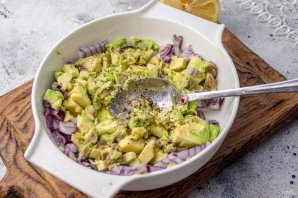 Праздничный легкий салат с семгой и авокадо