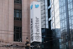 Twitter отменит запрет на политическую рекламу из-за падения доходов