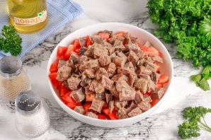 Салат из говядины и консервированной красной фасоли