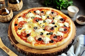 Пикантная пицца с Чоризо и тремя сырами