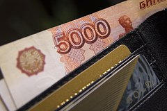 Россияне начали снимать со счетов наличные рубли и валюту