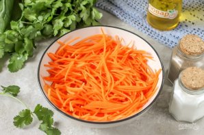 Салат из свежей моркови с кинзой